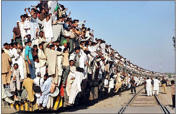 The-Most-Crowded-Train-in-Pakistan